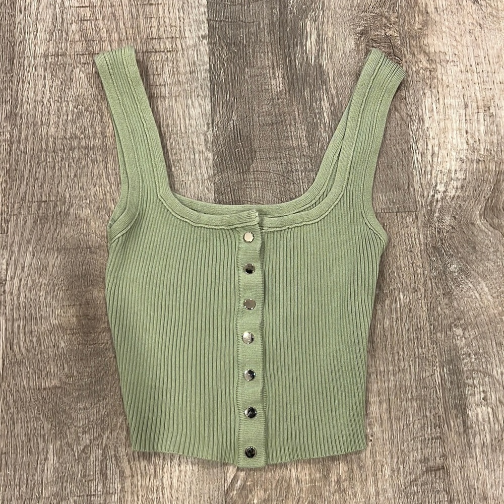 Stretchy green cropped tank with buttons